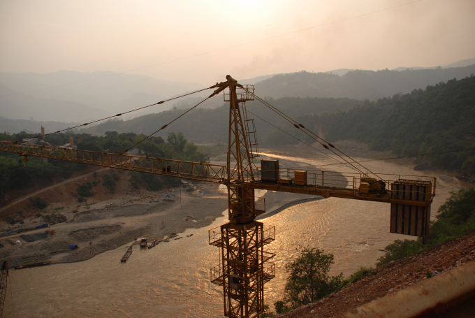 Xây dựng cầu Hang Tôm, nối Lai Châu với Điện Biên qua dòng sông Đà.