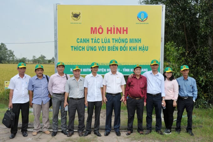 PGS.TS Mai Thành Phụng (áo đỏ) chụp hình cùng cán bộ nông nghiệp cơ sở.