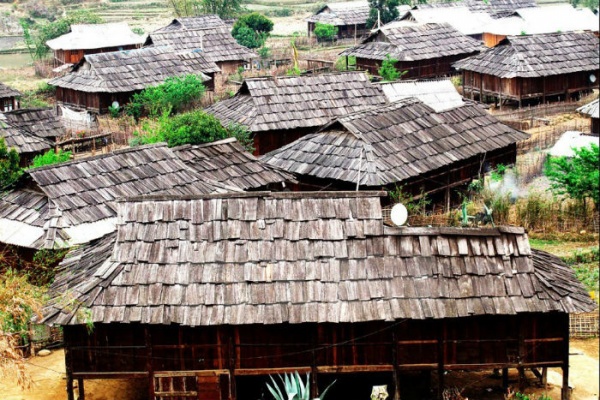 Nếp nhà ở Ngọc Chiến có mái lợp bằng gỗ pơmu