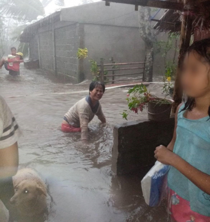 Người dân tỉnh Camarines Sur chống chọi với nước lũ tràn vào nhà trong bão Vamco. Ảnh: Ashley