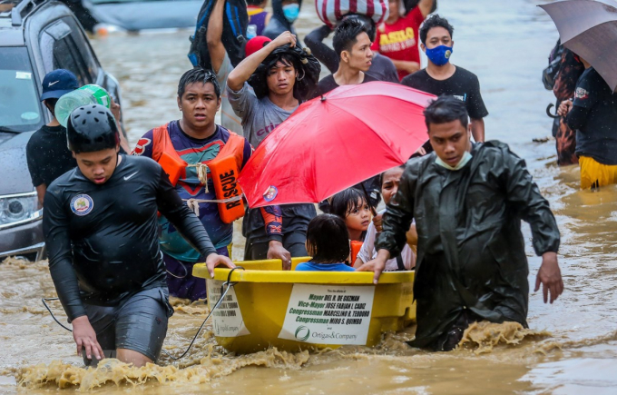 Lực lượng cứu hộ sơ tán người dân khỏi vùng ngập lụt do bão Vamco tại Manila, Philippines hôm 12/11/2020. Ảnh: Xinhua