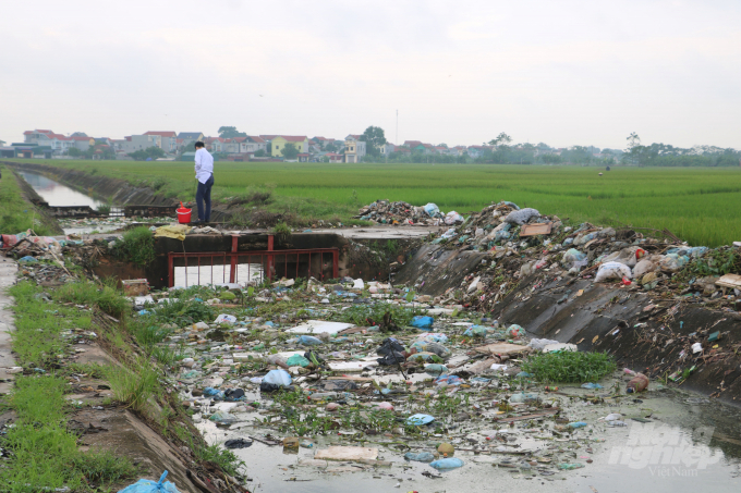 Tình trạng rác thải sinh hoạt, sản xuất không được thu gom và xử lý triệt để tại các xã ven sông đã và đang gây ra nhiều tác động trực tiếp tới hệ thống thủy lợi Liễn Sơn. Ảnh: TG