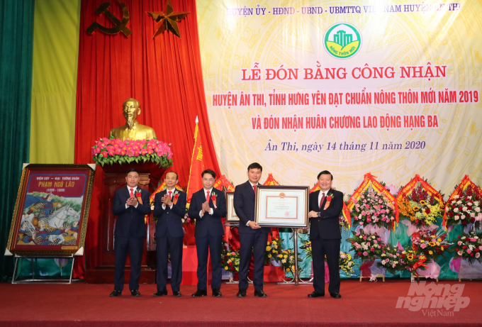 Ngày 14/11, huyện Ân Thi (tỉnh Hưng Yên) đã long trọng tổ chức lễ đón nhận Huân chương Lao động hạng Ba và Bằng công nhận huyện đạt chuẩn nông thôn mới. Ảnh: LH