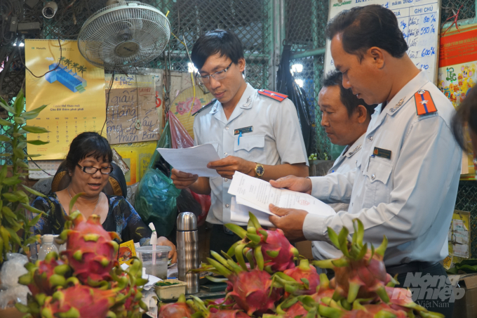 Kiểm tra ATTP tại các chợ truyền thống, chợ đầu mối luôn được Ban Quản lý ATTP TP.HCM cùng các quận huyện triển khai. Ảnh: Nguyễn Thủy.