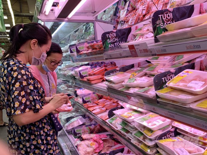 Người tiêu dùng luôn thích lựa chọn thực phẩm an toàn tại các kênh phân phối hiện đại. Ảnh: Nguyễn Thủy.
