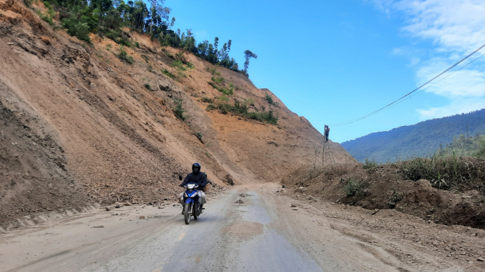 Đoạn đèo Khau Thăm, xã Ngọc Phái bị sạt lở vùi lấp hoàn toàn mặt đường từ tháng 8/2020 đến nay chưa được xử lý. Ảnh: Toán Nguyễn.