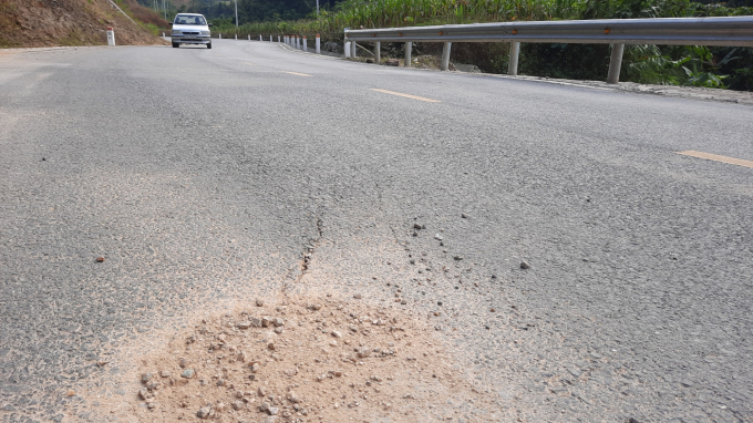 Khoảng hơn 10m mặt đường bị sụt lún, tạo thành vết nứt tại đoạn đường giáp danh giữa 2 xã Ngọc Phái và Quảng Bạch, huyện Chợ Đồn. Ảnh: Toán Nguyễn.