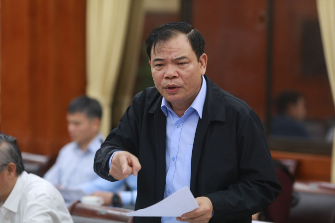 Bộ trưởng Bộ NN-PTNT Nguyễn Xuân Cường cho biết tuần sau, Bộ NN-PTNT sẽ tổ chức hội nghị cùng các tỉnh miền Trung để có giải pháp, triển khai chi tiết cho việc tái sản xuất hậu bão lũ. Ảnh: LB