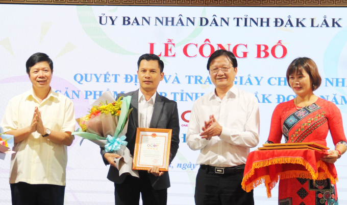 Ông Nguyễn Hoài Dương, Giám đốc Sở NN-PTNT Đắk Lắk trao chứng nhận OCOP cho các đơn vị. Ảnh: B.Trọng. 