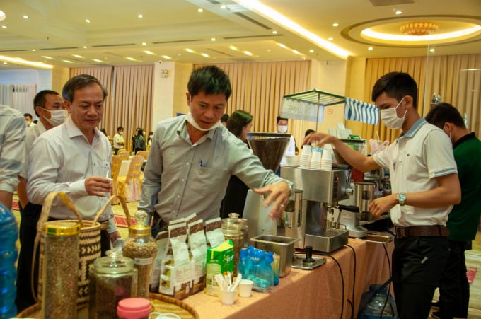Công ty TNHH SX&TM Cà phê Vương Thành Công tham gia Hội nghị kết nối giao thương, tiêu thụ sản phẩm giữa hai tỉnh Đắk Lắk và Sóc Trăng. Ảnh: M.Hậu.