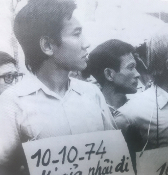 Chánh Trinh tham gia biểu tình 'Ngày ký giả phải đi ăn mày' phản đối dự luật 10/10 bóp nghẹt tự do báo chí của chính quyền Nguyễn Văn Thiệu.