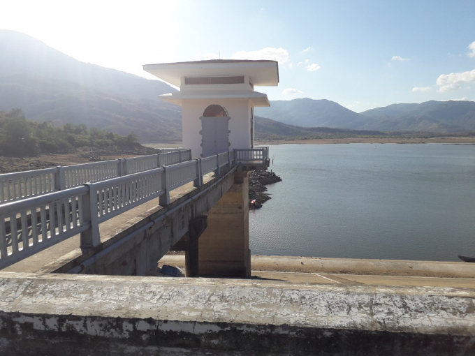 Các hồ chứa thủy lợi của Ninh Thuận thường xuyên bị khô cạn.