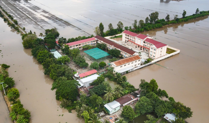  Trường THCS và THPT Thạnh Thắng giữa đồng nước lụt.