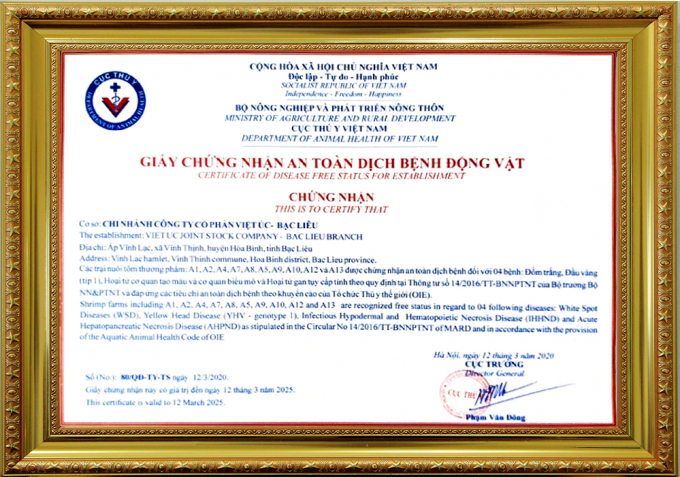 Cục trưởng Cục Thú y Phạm Văn Đông đã cấp giấy Chứng nhận an toàn dịch bệnh động vật cho chi nhánh Công ty cổ phần Việt - Úc Bạc Liêu.