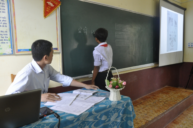 Thầy Lê Viết Tuất: 'Chúng tôi phải tự học tiếng Khơme, học mọi lúc mọi nơi, để gần gũi hơn với học trò, thuận lợi hơn trong giảng dạy'. Ảnh: Trang Hương. 