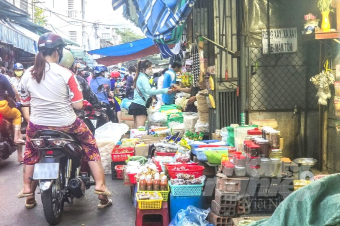 Các mặt hàng thực thẩm được bày bán tại chợ ở TP Quy Nhơn (Bình Định). Ảnh: V.Đ.T