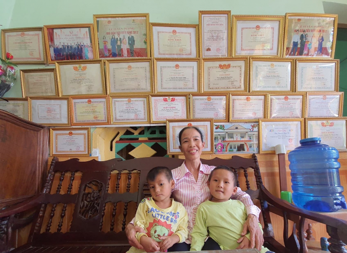 Cô giáo Nguyễn Thị Minh Thanh - Trường Mầm non số 2 thị trấn Phong Hải - bên những đứa con nuôi của mình. Ảnh: H.Đ.