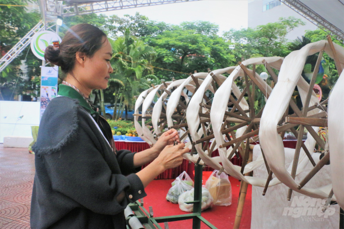 Lụa tơ tằm Bảo Lộc, Lâm Đồng có gian trưng bày thực tế cho du khách trải nghiệm. Ảnh: NNVN.