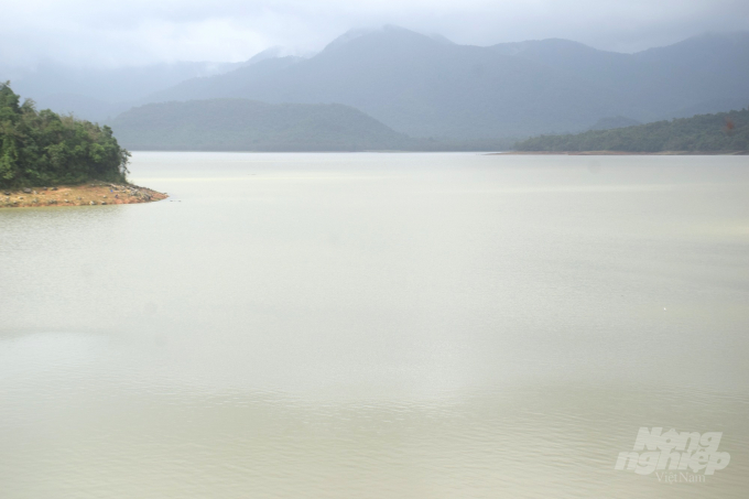 Hồ Núi Một có dung tích thiết kế 110 triệu m3 nước hiện nay mới chỉ tích được hơn 60 triệu m3. Ảnh: Vũ Đình Thung.