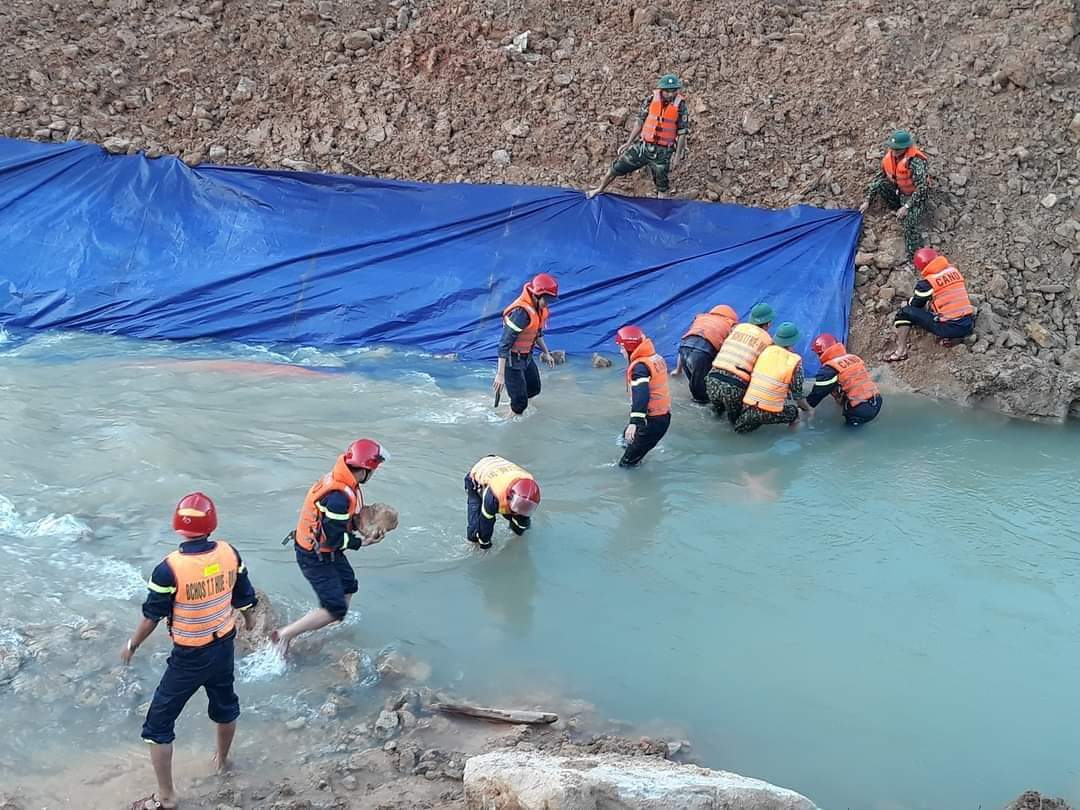 Đến ngày 22/11, lực lượng tìm kiếm đã tìm thấy thêm 01 thi thể tại dòng sông Rào Răng. Ảnh: T.T.