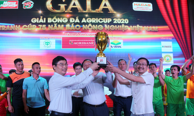 Cup vô địch Agricup 2020 được trao cho đội Học viện Nông nghiệp Việt Nam. Ảnh: Phạm Hiếu.