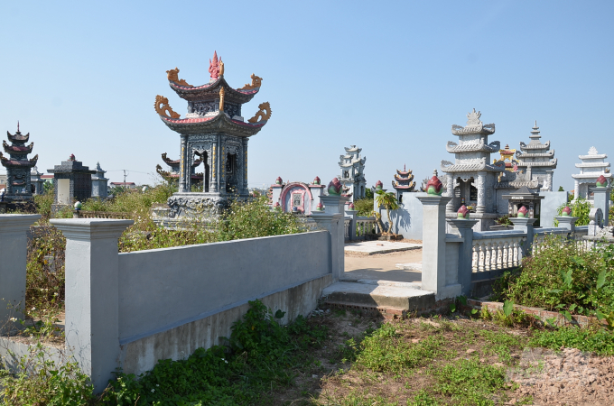 Quần thể tháp tại một nghĩa trang làng ở tỉnh Thái Bình. 