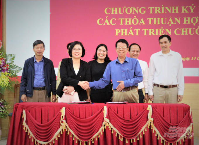 Ông Lê Đình Bình (phải) kí lết hợp tác thỏa thuận tiêu thụ sản phẩm với các doanh nghiệp.