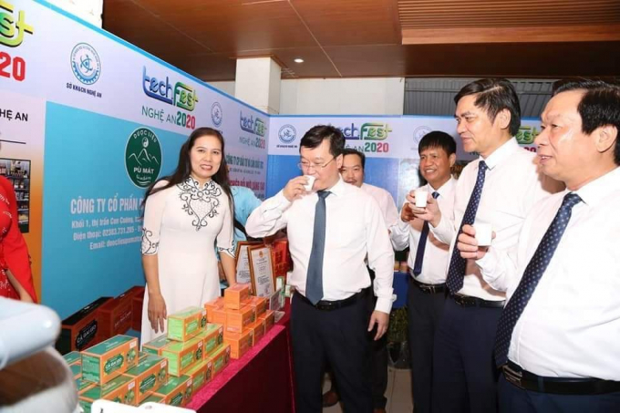 Lãnh đạo tỉnh Nghệ An thưởng thức các sản phẩm đạt 4 sao OCOP của Cty CP Dược liệu Pù Mát. Ảnh: V.Khánh