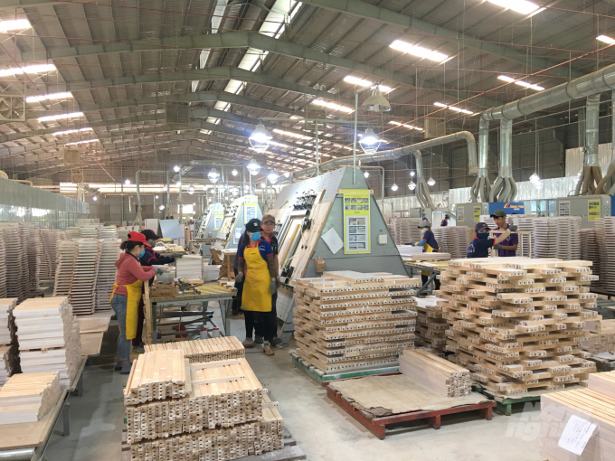 Hàng ngày ở huyện Tây Sơn (Bình Định) có 500 lao động về làm việc tại các doanh nghiệp chế biến gỗ xuất khẩu tại TP Quy Nhơn. Ảnh: Vũ Đình Thung.