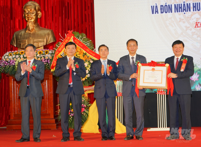 Huyện Kim Động đã long trọng tổ chức Lễ đón bằng công nhận huyện đạt chuẩn nông thôn mới năm 2019. Ảnh: TL