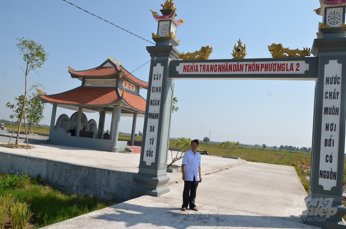 Ông trưởng thôn trước cổng vào nghĩa trang thôn Phương La 2. Ảnh: Dương Đình Tường.