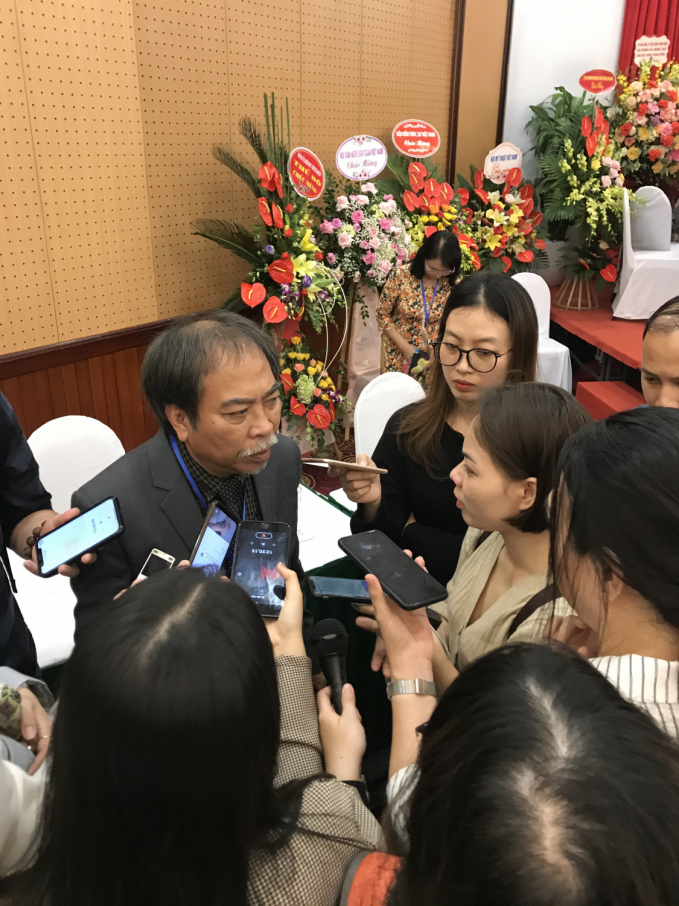 Tân Chủ tịch Hội Nhà văn Việt Nam - Nguyễn Quang Thiều trong vòng vây báo chí.