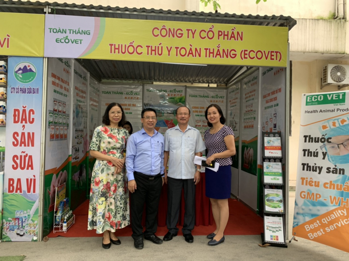 Phó Cục trưởng Cục Chăn nuôi Nguyễn Văn Trọng thăm gian hàng trưng bày và giới thiệu sản phẩm tại Hội nghị KHCN ngành chăn nuôi 2018 - 2020. Ảnh: Nguyên Huân.