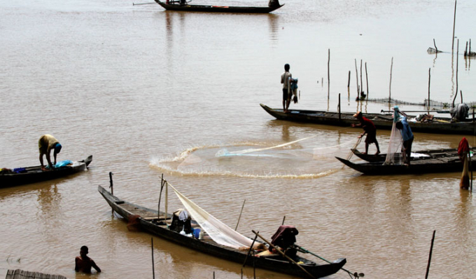Ngư dân nghèo Campuchia đánh bắt cá mưu sinh ở hạ nguồn sông Mekong. Ảnh: KT