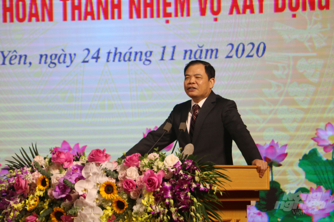 Bộ trưởng Bộ NN-PTNT Nguyễn Xuân Cường chúc mừng Đảng bộ và nhân dân tỉnh Hưng Yên. Ảnh: HG