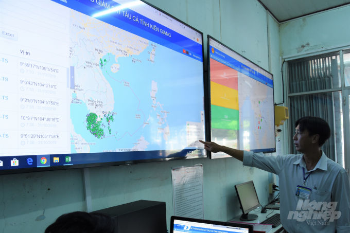 Gám sát hành trình tàu cá hoạt động trên biển thông qua hệ thống giám sát tại Chi cục Thủy sản Kiên Giang. Ảnh: Trung Chánh.