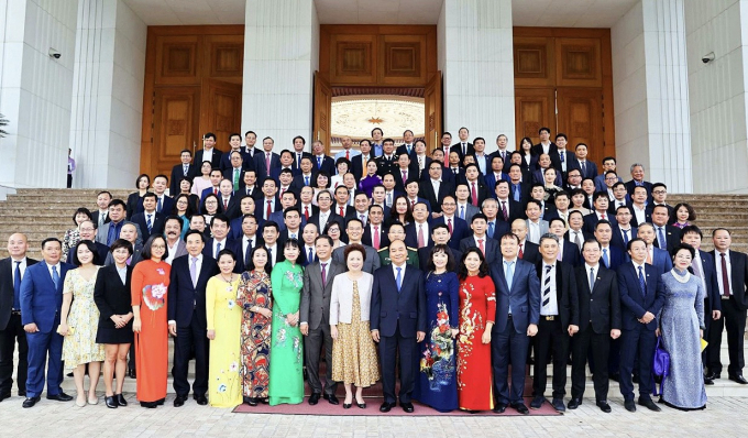 124 doanh nghiệp đạt Thương hiệu Quốc gia Việt Nam năm 2020 chụp hình lưu niệm với Thủ tướng Chính phủ Nguyễn Xuân Phúc. Ảnh: Minh Đức.