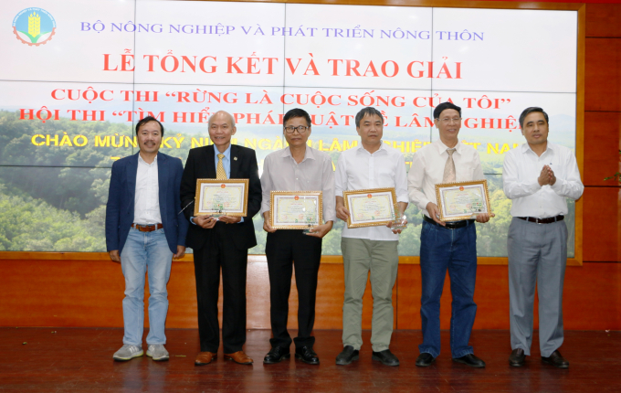Tổng cục trưởng Tổng cục lâm nghiệp Nguyễn Quốc Trị (bên phải) cùng nhà tài trợ trao giải cho các tác giả đạt giải nhì. Ảnh: Thanh Tùng.