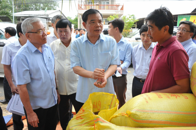 Bộ trưởng Bộ NN-PTNT Nguyễn Xuân Cường kiểm tra sản xuất né hạn tại ĐBSCL. Ảnh: Lê Hoàng Vũ.