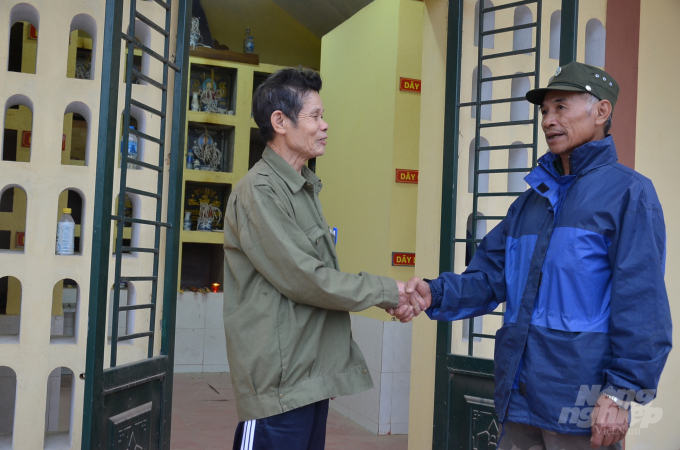 Ông Phú (bên trái) đang bắt tay quản trang của 'chung cư cho người chết'. Ảnh: Dương Đình Tường.