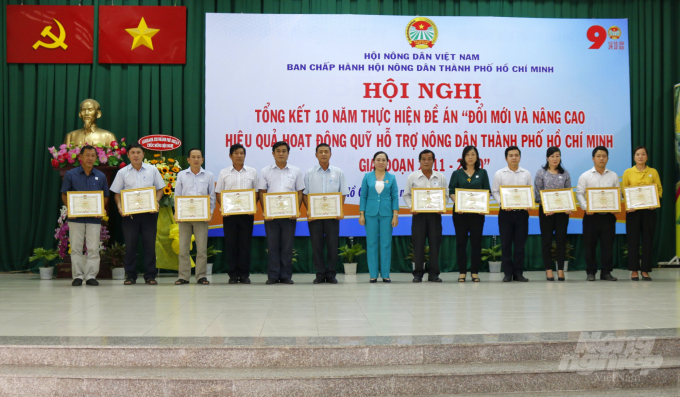 Bà Nguyễn Thanh Xuân, Chủ tịch Hội Nông dân TP.HCM trao bằng khen cho các cá nhân.