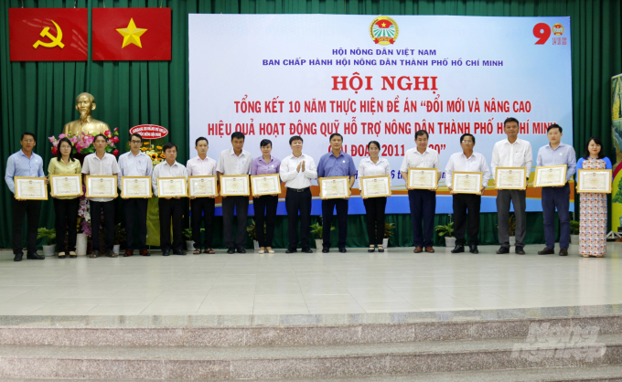 Ông Nguyễn Xuân Thắng, Ủy viên Ban Thường vụ, Trưởng Ban Điều hành Quỹ hỗ trợ nông dân Việt Nam tặng bằng khen cho cá nhân, tập thể có thành tích xuất sắc.