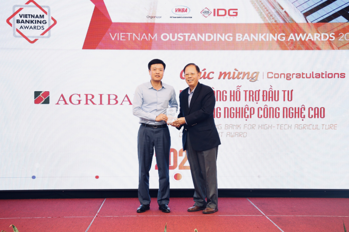 Agribank vừa được vinh danh 2 giải thưởng 'Ngân hàng tiêu biểu về hỗ trợ đầu tư cho nông nghiệp công nghệ cao' và 'Ngân hàng vì cộng đồng' năm 2020. Ảnh: Văn Vinh.