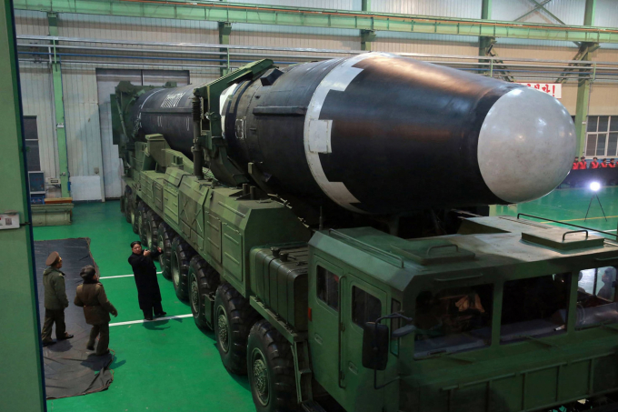 Nhà lãnh đạo Triều Tiên Kim Jong-un thị sát tên lửa xuyên lục địa Hwasong-15. Ảnh: KCNA/AP