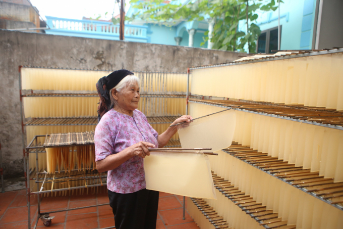Sản xuất bánh đa ở huyện Mê Linh. Ảnh: NNVN.