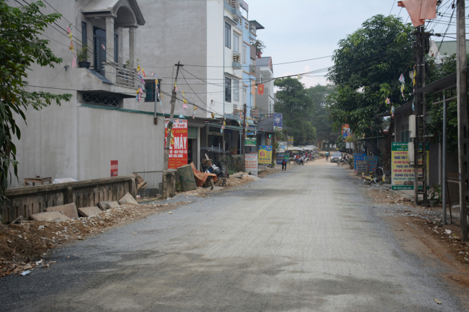 Đường chạy qua trung tâm xã Mường Lai đang xây dựng. Ảnh: Thái Sinh.