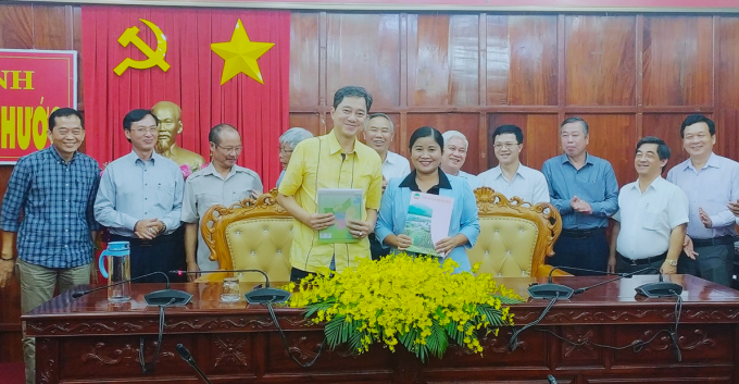 Bà Trần Tuệ Hiền,Chủ tịch UBND tỉnh Bình Phước và đại diện Tập đoàn Japfa ký kết biên bản thỏa thuận đầu tư. Ảnh: Trần Nam.