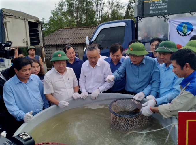 Bộ trưởng Nguyễn Xuân Cường trao tặng đàn cá bố mẹ cho Trung tâm giống thủy sản tỉnh Quảng Trị.