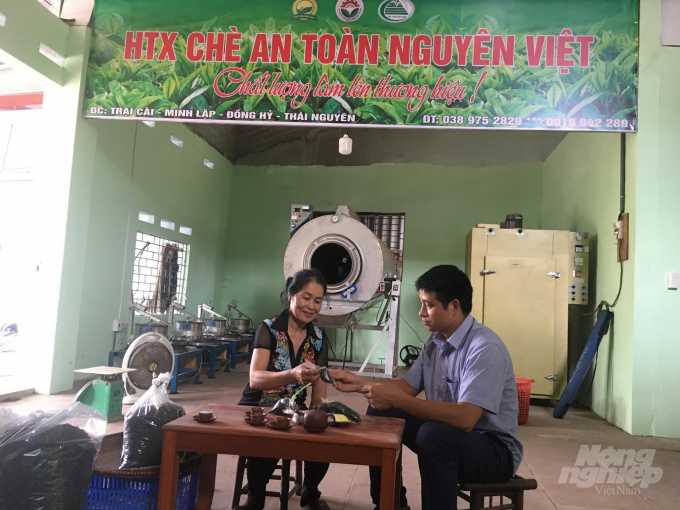 Ông Nguyễn Chí Công (Công ty cổ phần phát triển nông nghiệp Cách Tân) và bà Uông Thị Lan (HTX Chè an toàn Nguyên Việt) kiểm tra chất lượng sản phẩm chè. Ảnh: Đồng Văn Thưởng.