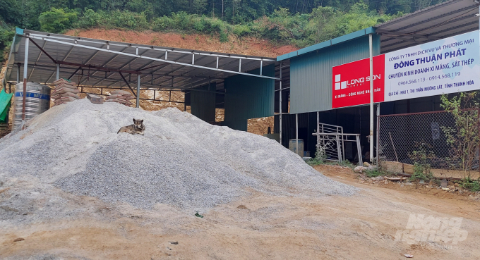 Một cơ sở sản xuất của Công ty  Đông Thuận Phát mọc lên trên đất rừng sản xuất khi chưa đầy đủ hồ sơ pháp lý tại thị trấn Mường Lát. Ảnh: Võ Dũng.